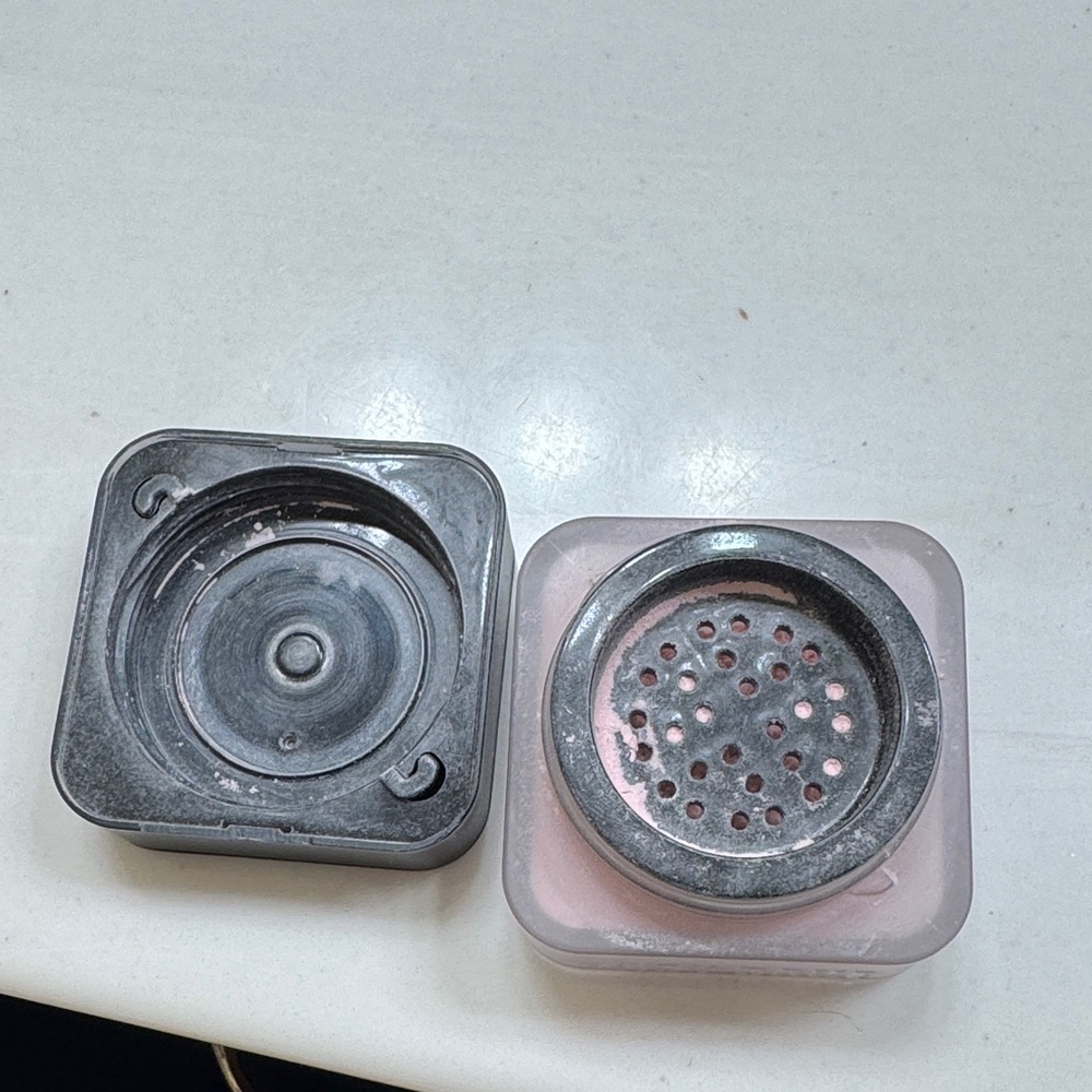 HUDA BEAUTY Black Compact - Picture 4 of 4